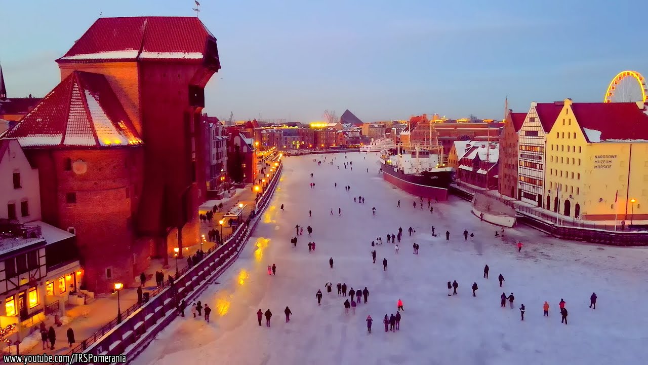 Zamarznięta Motława w Gdańsku z lotu ptaka // The frozen Motlawa river in Gdansk from above 