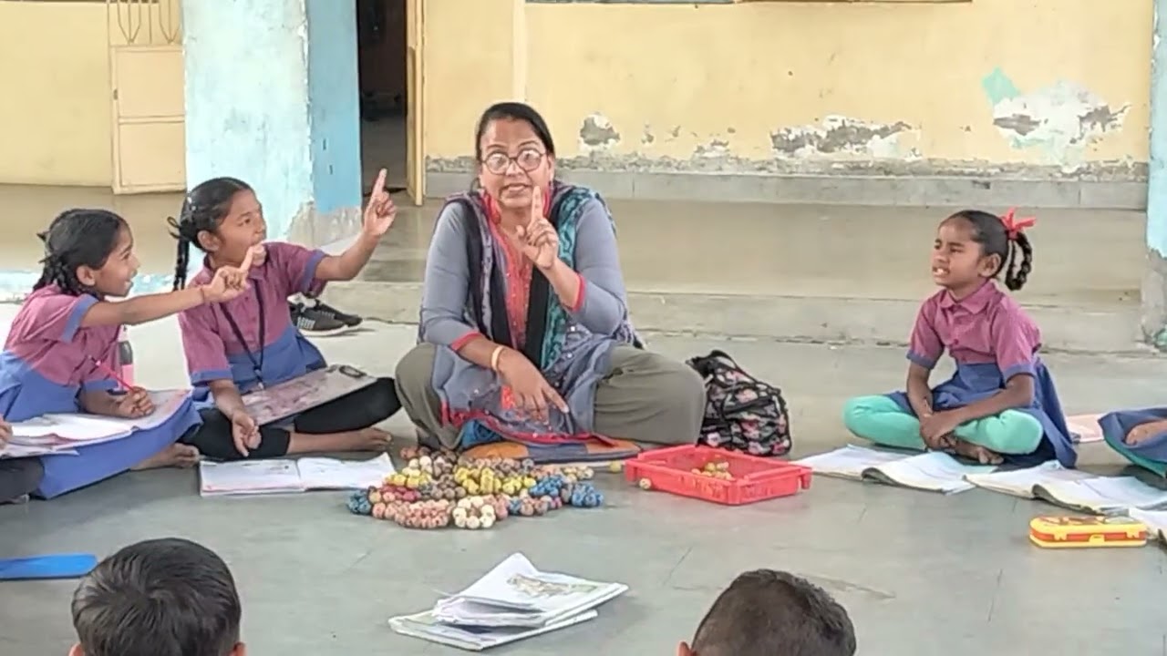 ધો-2 એકમ-6મા પ્રવૃતિ-2 થી7, ફુલોના જૂથ પાડી ગણતરી કરી  ફૂલોના બદલે મણકાનો ઉપયોગ કરી દાખલા ગણતા બાળકો