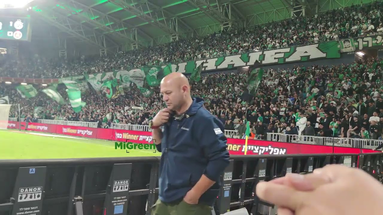 כל היציע צעיפים ודגלים בדיוק בזמן לגול בכורה של מלמד מכבי חיפה נגד הפועל תל אביב