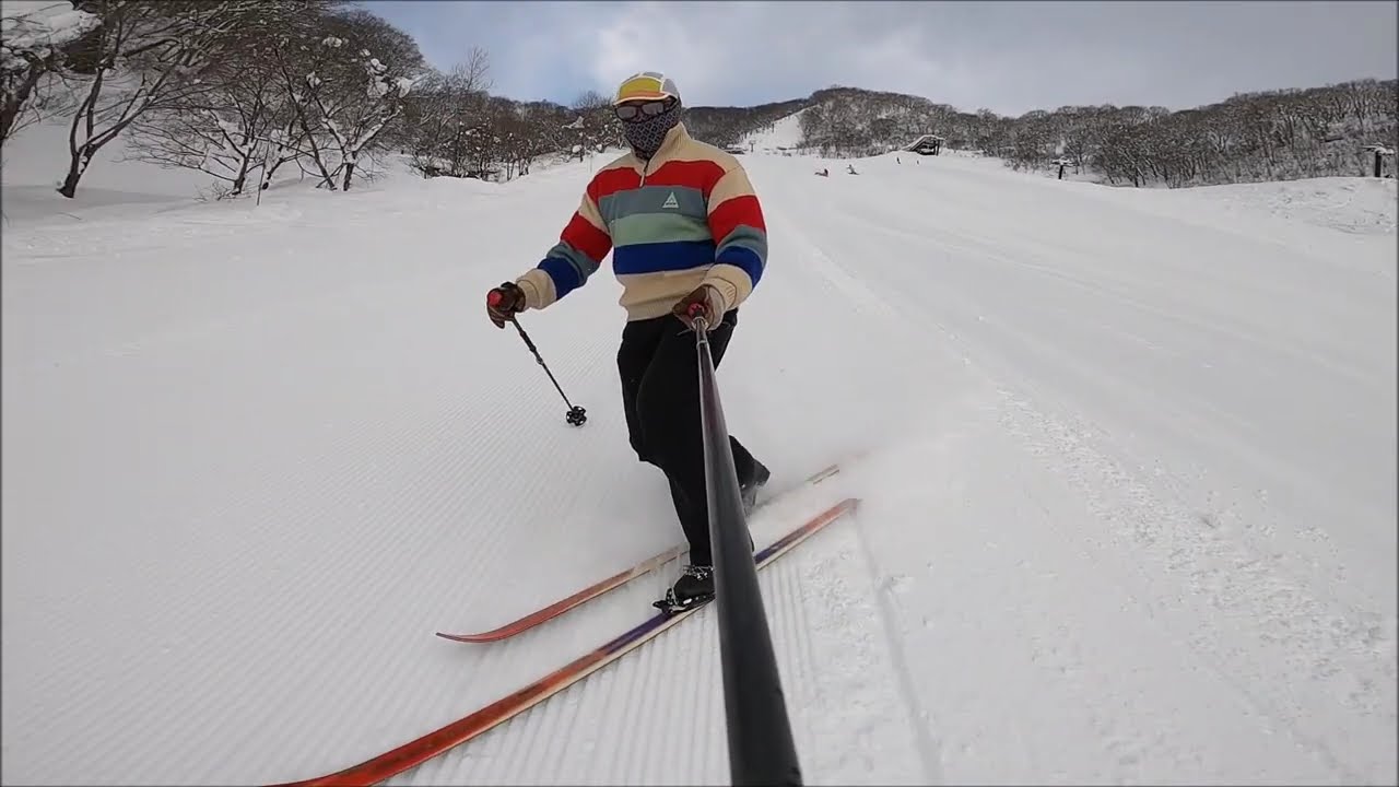 260127 A selfie clearly shows the angles of your own two skis. /Telemark ski