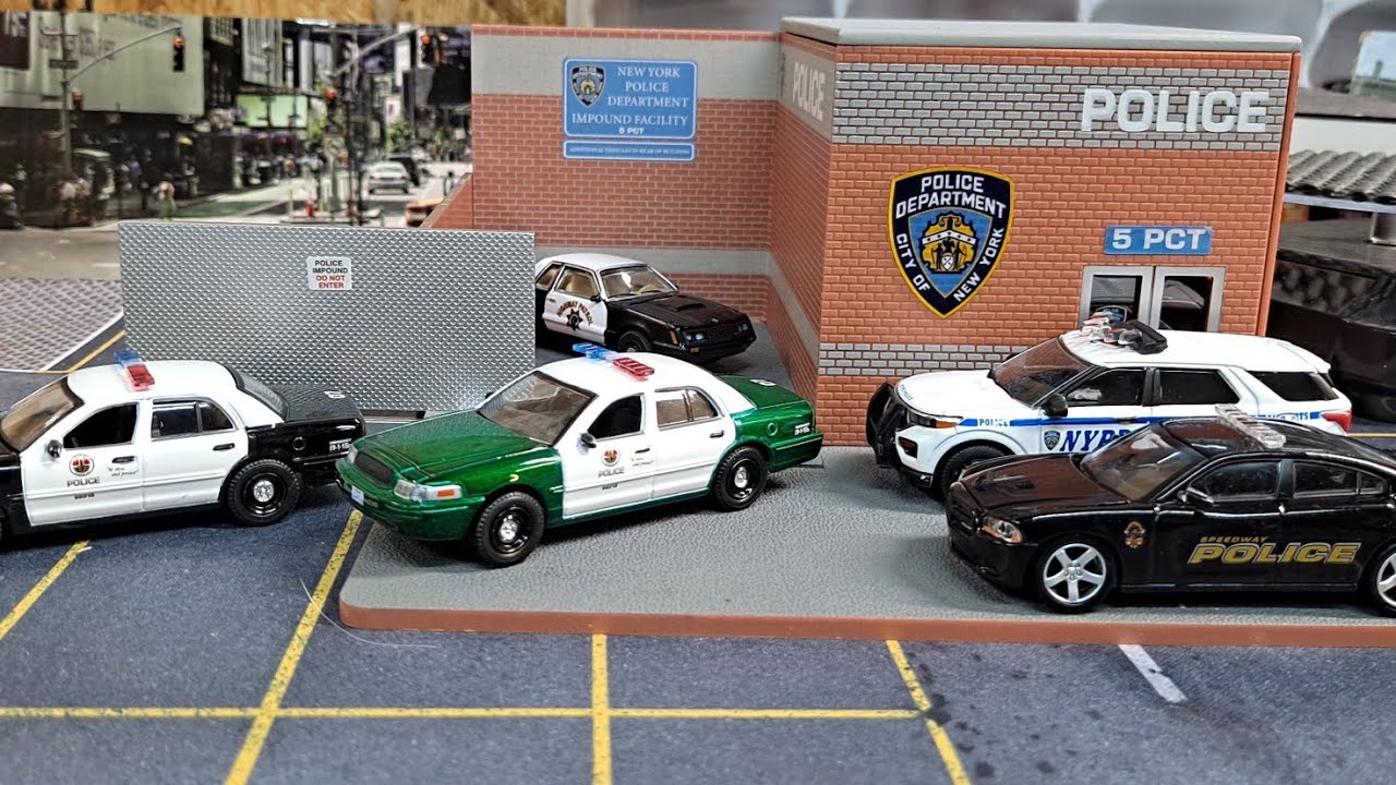 New Greenlight Hot Pursuit Police Diorama and Cars