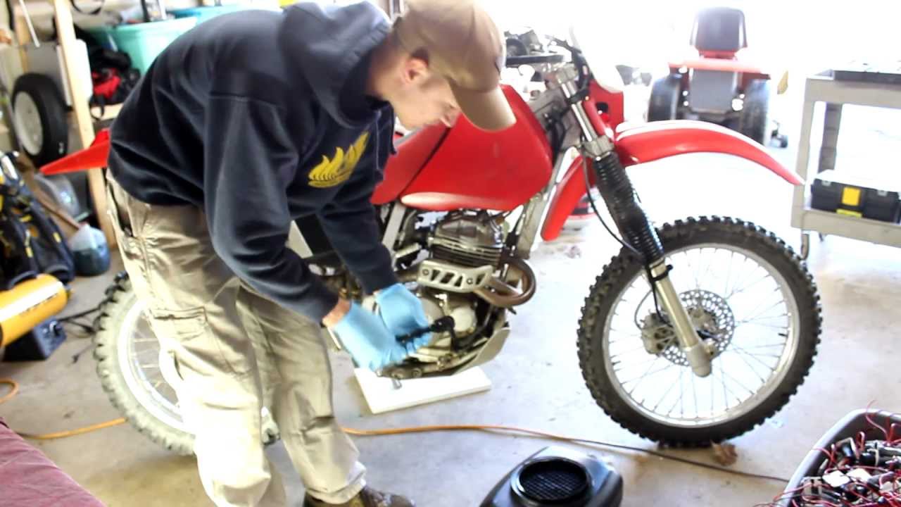Honda XR250 Oil Change + Filter 2002 (1996-2004) How To help w/ french bulldog! shot with Canon T3i