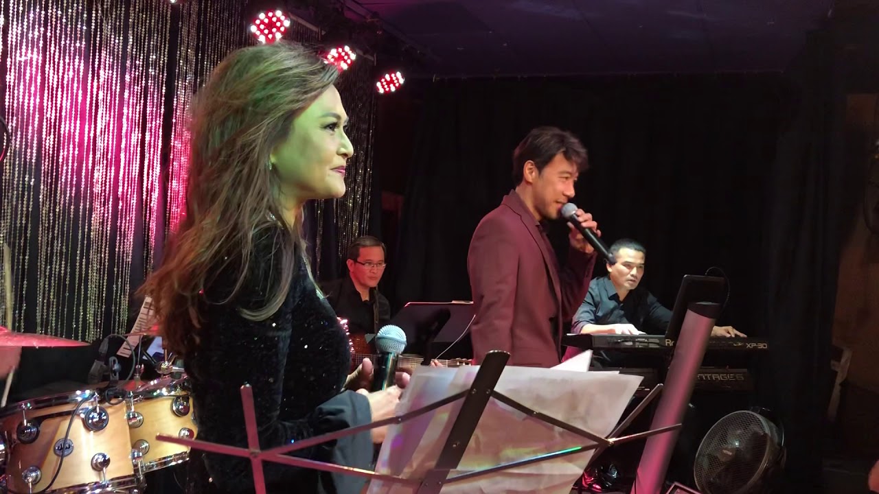 Ca Si Luu Bich va Ca Si To Chan Phong at Tinh Nong at Ta Restaurant