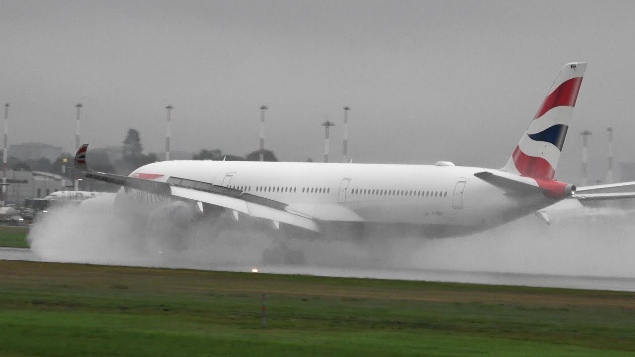 Airbus A350 reverse thrust on wet runway