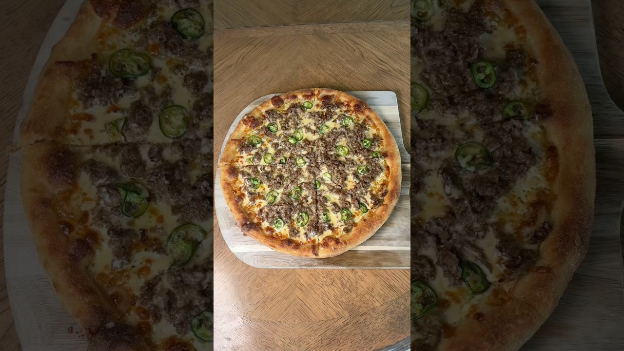Philly cheesesteak + jalape&ntilde;o + cheese whiz. #pizza #philly #cheesesteak #homemade #foryou