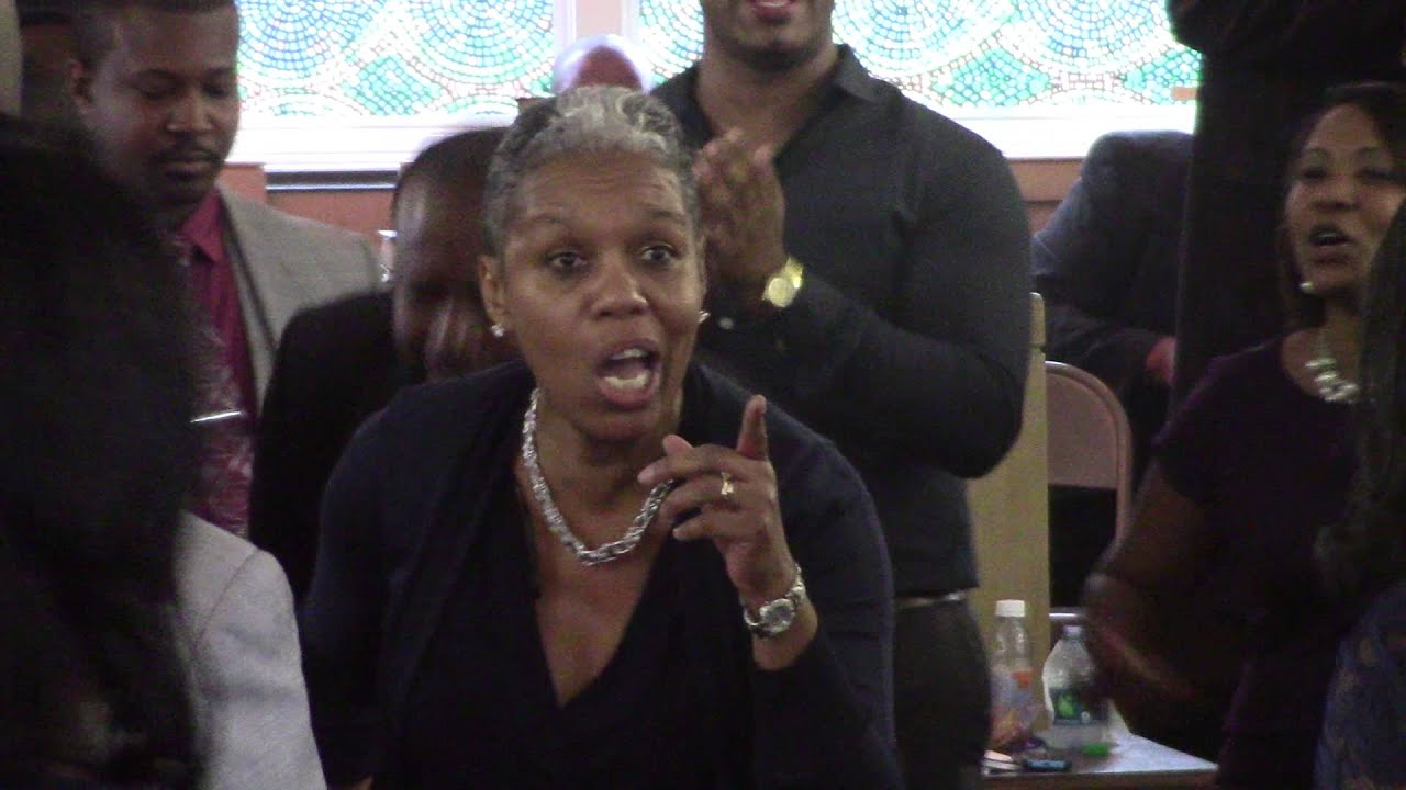 Sis Lenoia singing 