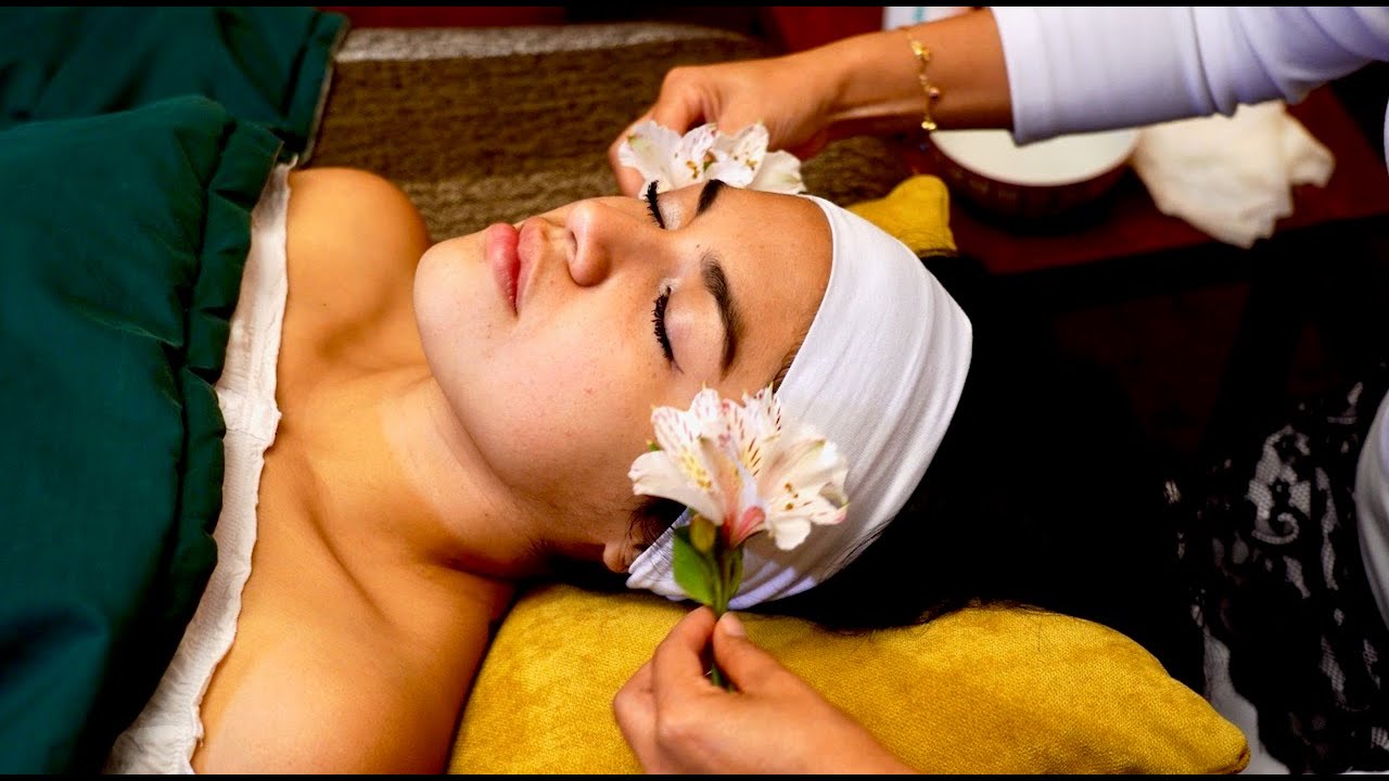 Nelly's relaxing ASMR facial massage with soft sounds & gentle whispering