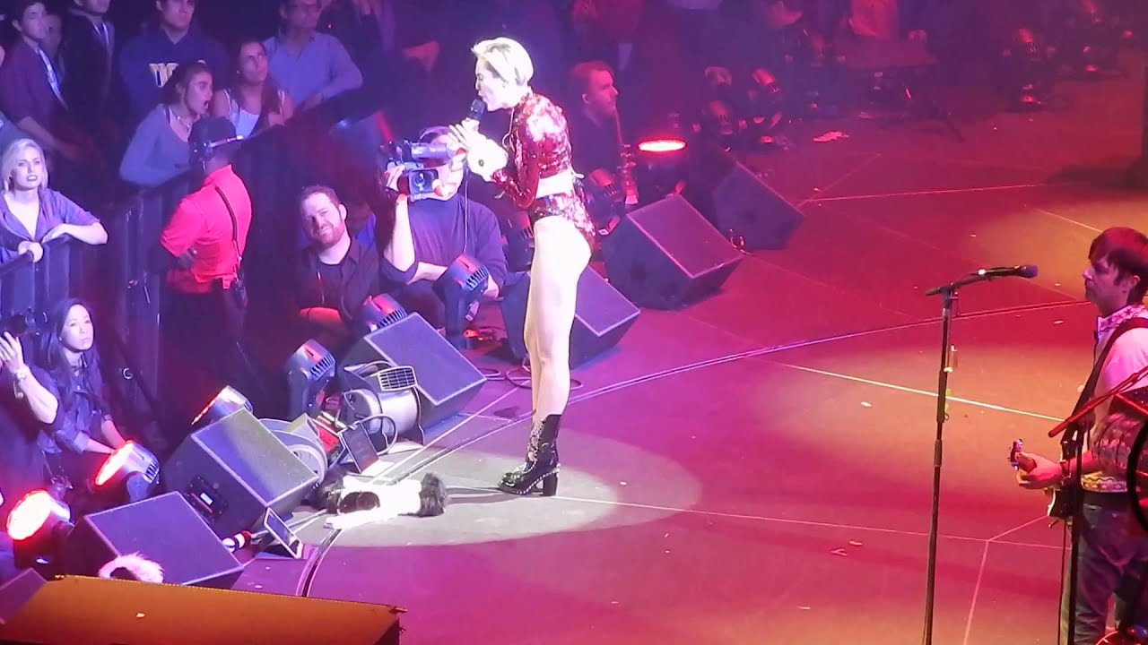 Miley Cyrus - Wrecking Ball Kiss Fm Jingle Ball 2013 Los Angeles Part 3