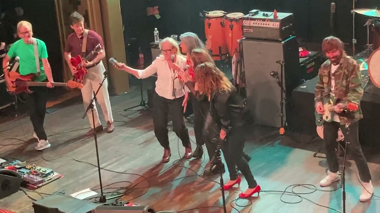 BROKEN SOCIAL SCENE W/ TRACEY ULLMAN & MERYL STREEP - ANTHEMS FOR A SEVENTEEN YEAR-OLD GIRL (LIVE)