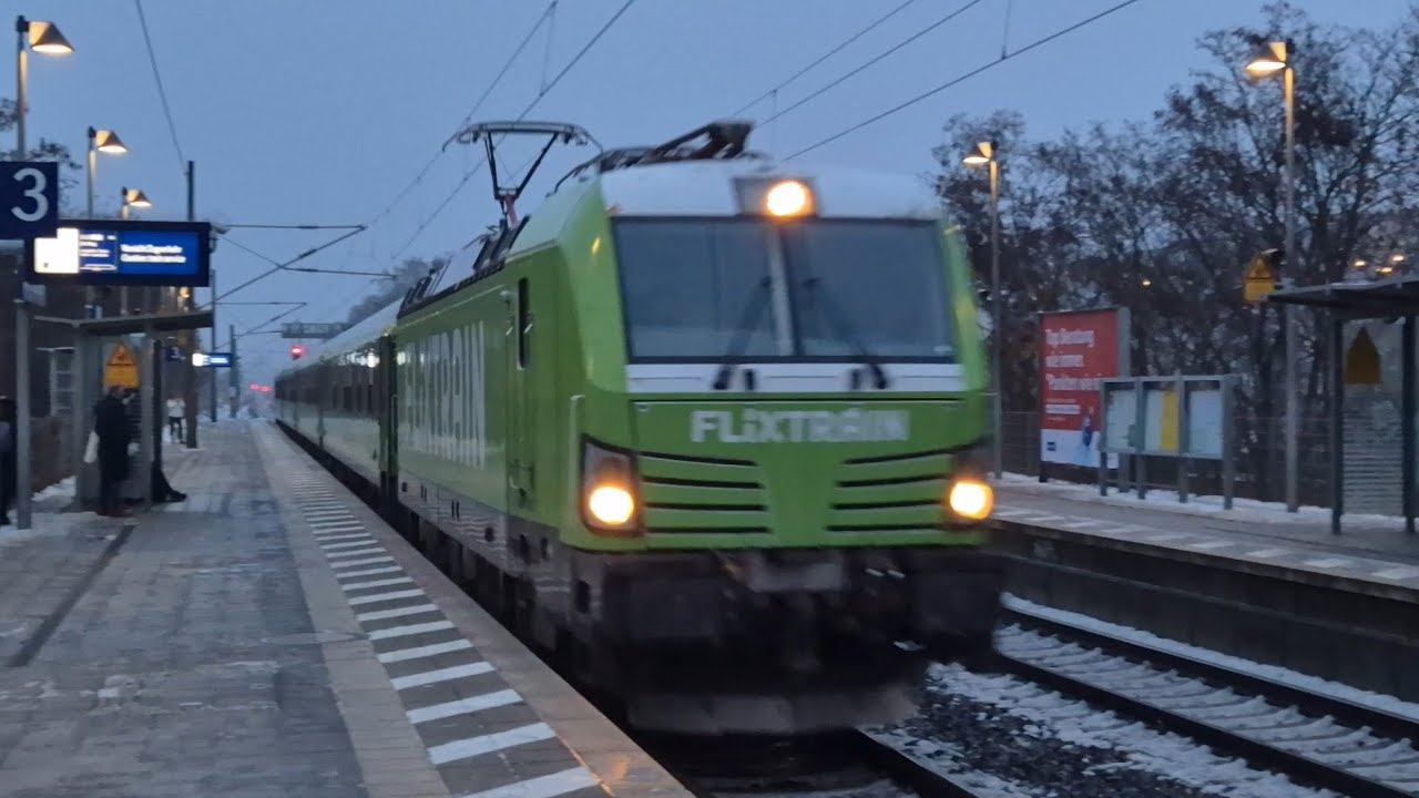 Flixtrain fahrt durch Berlin Lichterfelde-Ost nach Stuttgart