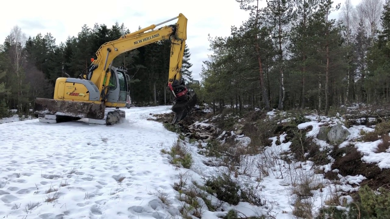 Kobelco E135SR Dikesrensning