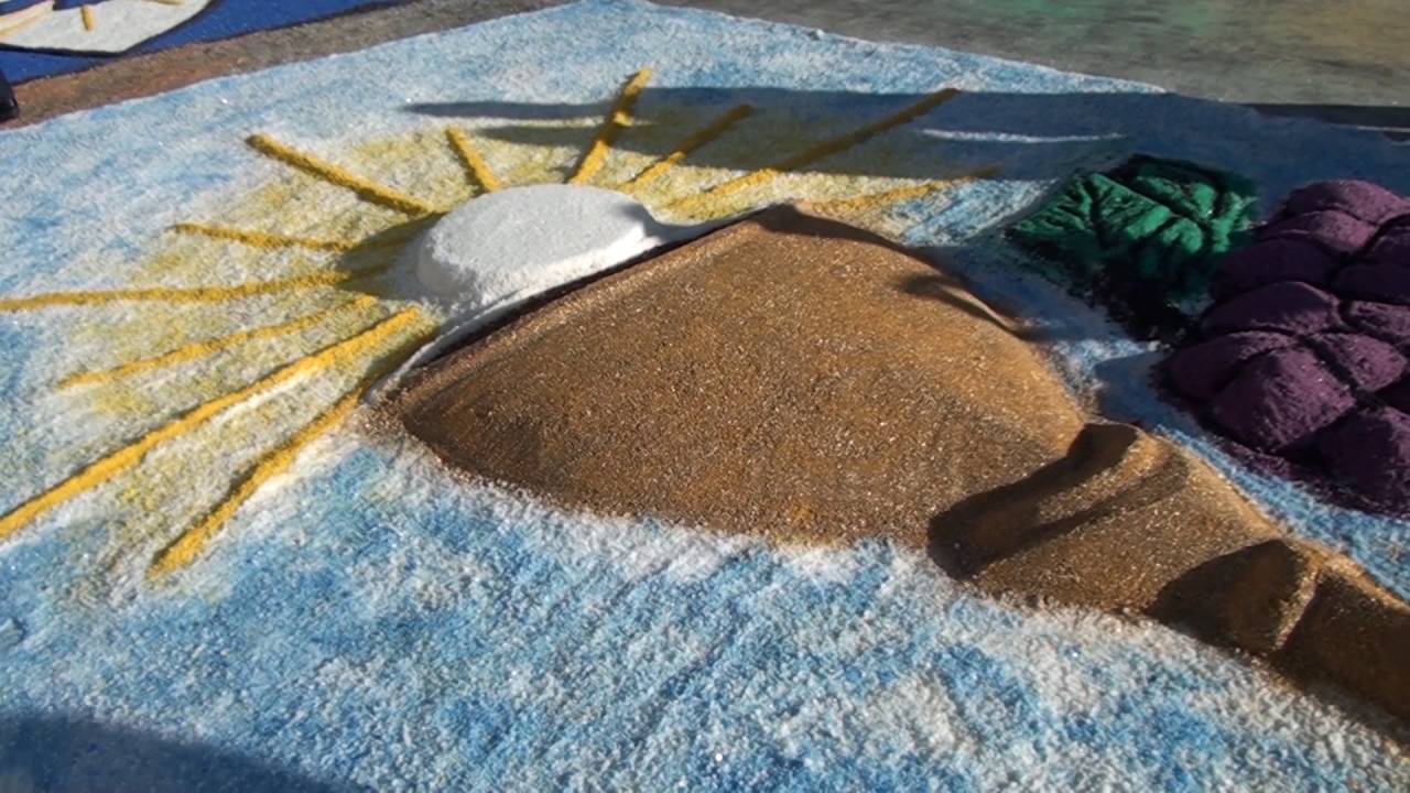 Tradicional confecção de Tapetes de Sal de Corpus Christi