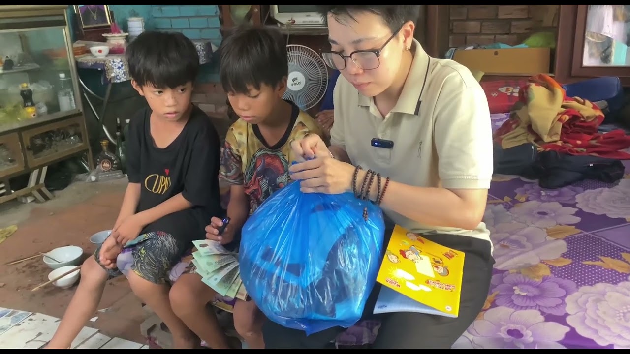 Trao tiền và đồng phục đi học cho hai bé Hiếu Thảo 23-8-2024