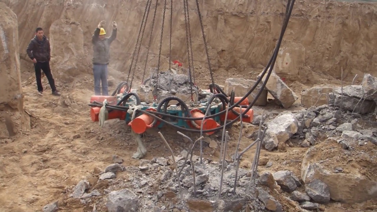 Excavator mounted vibro hammer concrete pile head breaker