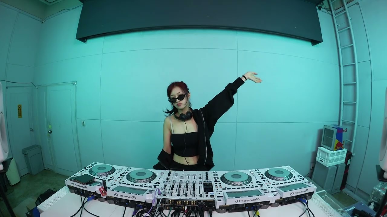 DJ Kyuria 가 돌아왔다! EDM부터 Hard Dance 까지! Kpop 바이브까지 그야말로 종합선물 세트!