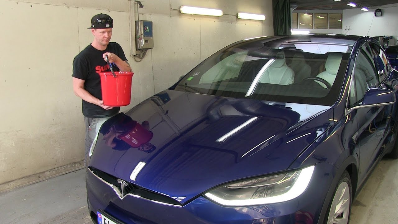 Pouring water on Model X treated with Ditec Ceramic Ultra