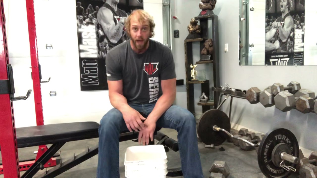 Мужская рука с ведром риса