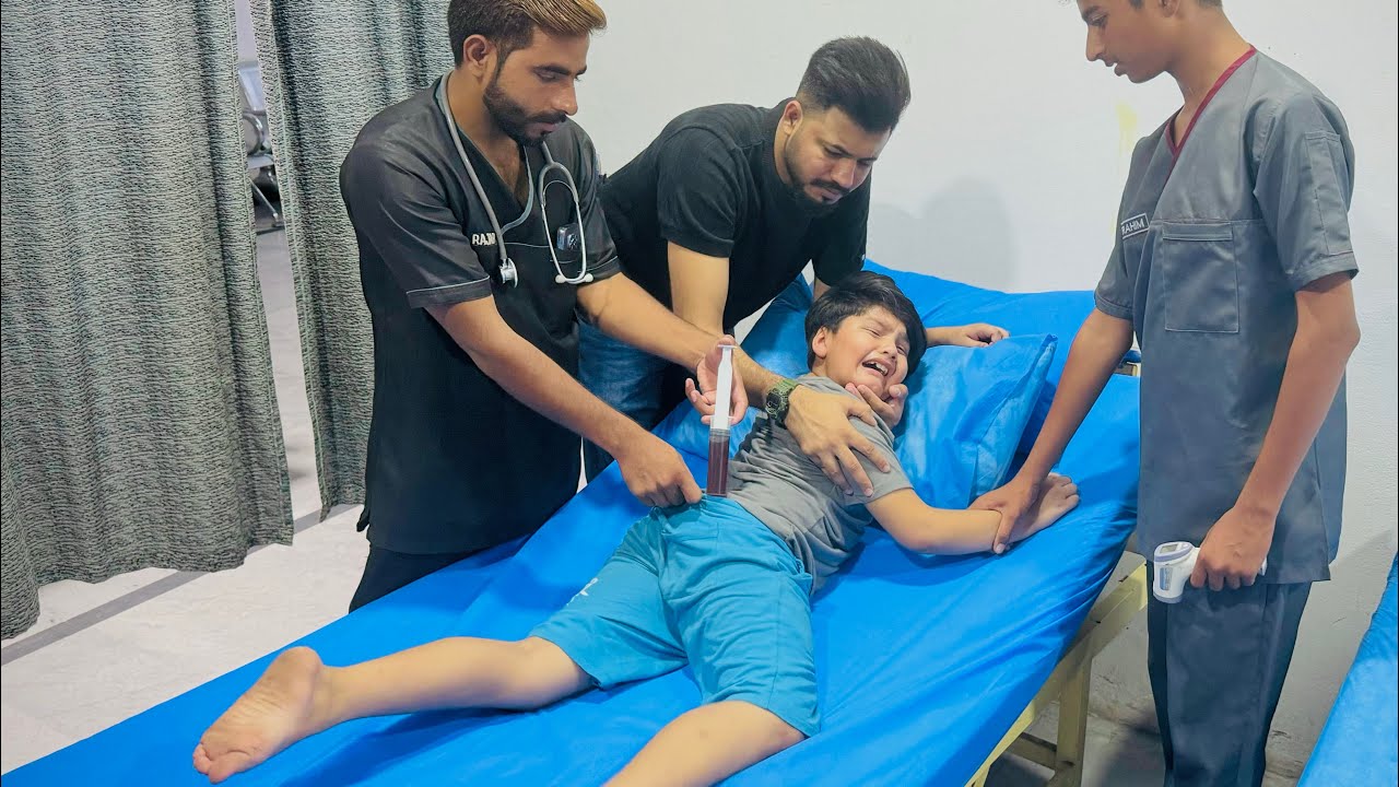 Ali ko injection lagwa deya 🥺 || Ali ki doctor se larai ho gai 😳 || Ali ka bukhar nhi utar raha 🥺