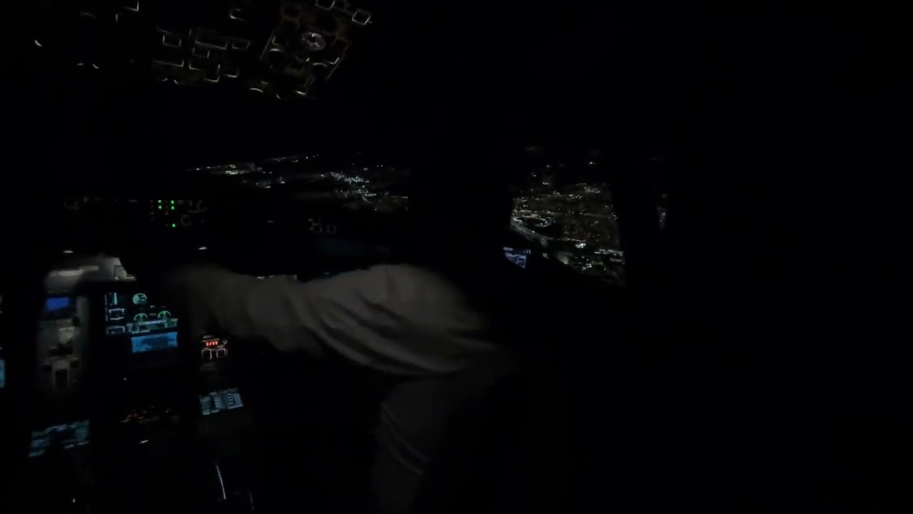 ATR 72-600 crosswind landing during storm 