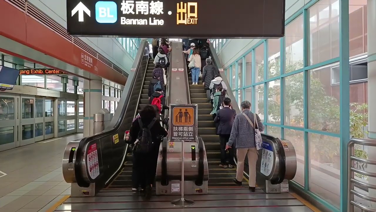 台北捷運忠孝復興 文湖線電扶梯加速中 電扶梯兩側皆可站立