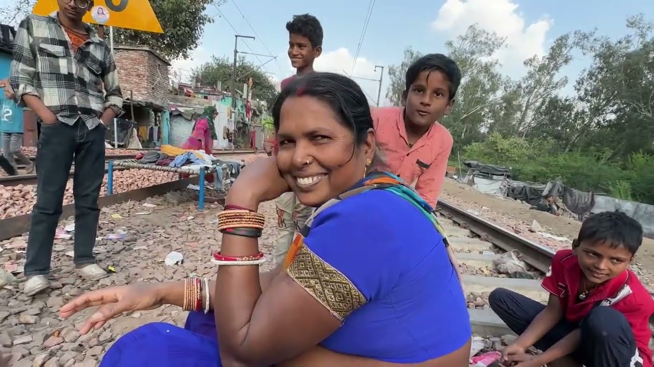 Delhi wazirpur slum area near by railway tracks || Delhi Slum Life || Delhi poor people life