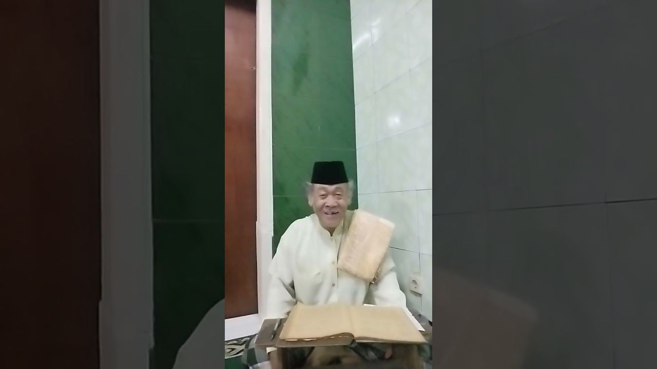 Selesai sholat taraweh keluar peluk pelukan..