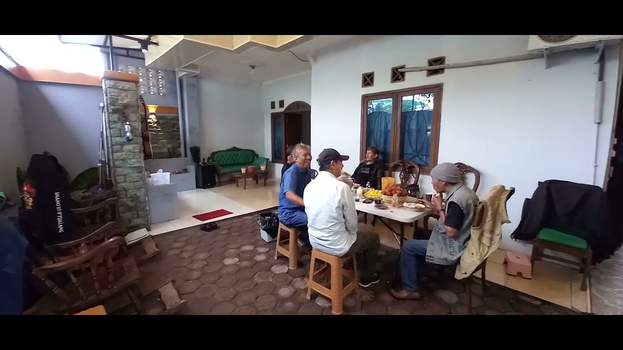 Rumah teman Bobby