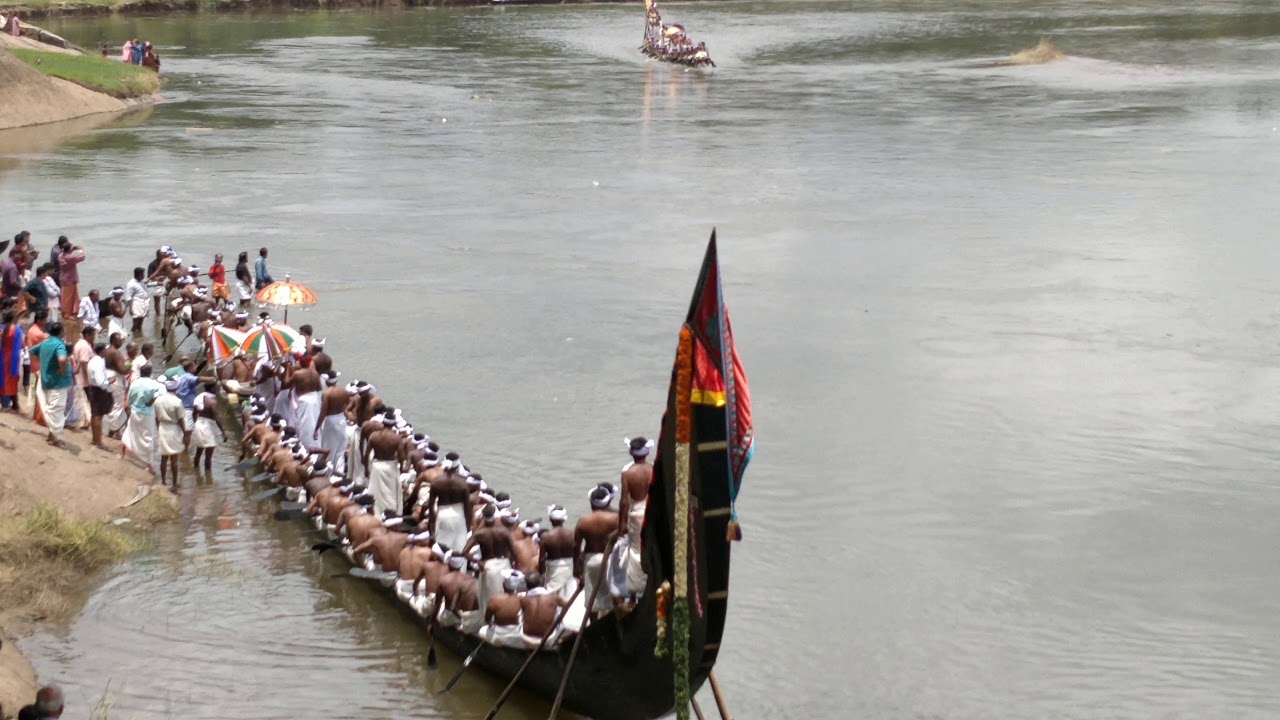 കുറിയന്നൂർ പള്ളിയോടം ഉത്രട്ടാതി ജലമേളയില്‍ പങ്കെടുക്കാന്‍ പോകുന്നു