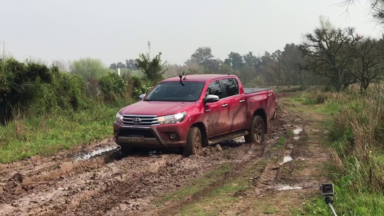 Toyota Hilux SRV 4x4 en el Barro , Belen de Escobar