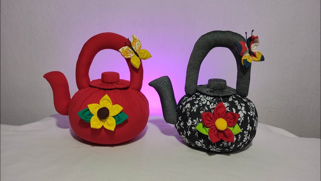 Vem aprender a fazer essa linda chaleira peso de porta, feita com fuxico, é fácil!