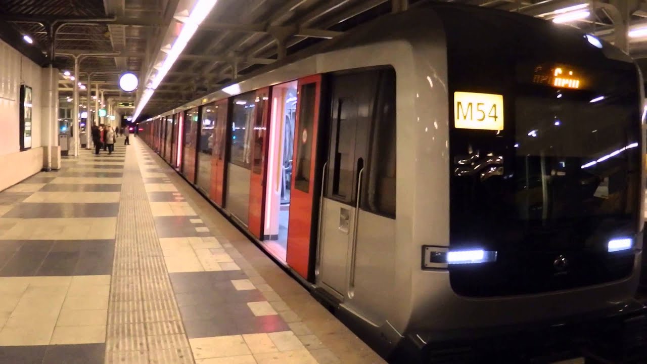 Going out of GVB M5 121/122 @ Subway Station Amstelstation