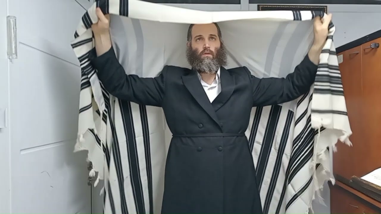 הדגמת עטיפת טלית למנהג חב