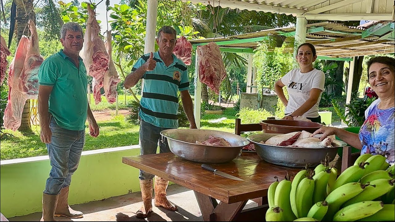 Vida de roça muito trabalho mas muita fartura hoje dia de fazer torresmo e linguiça pura de porco 🐷