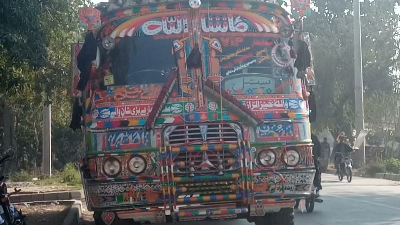 Pakistan's historical Bedford Buses in Lahore | Old Bedford Bus Review | PK BUSES
