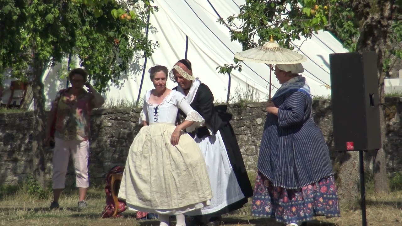Zeitreise ins 18  Jahrhundert 2022 auf Schloss Fasanerie - Mode des Rokoko: Ankleiden einer Dame