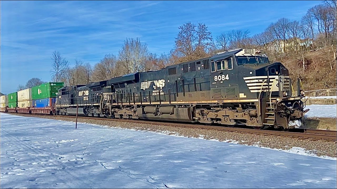 ES44AC with K5LLA Horn Salute Leads NS 256