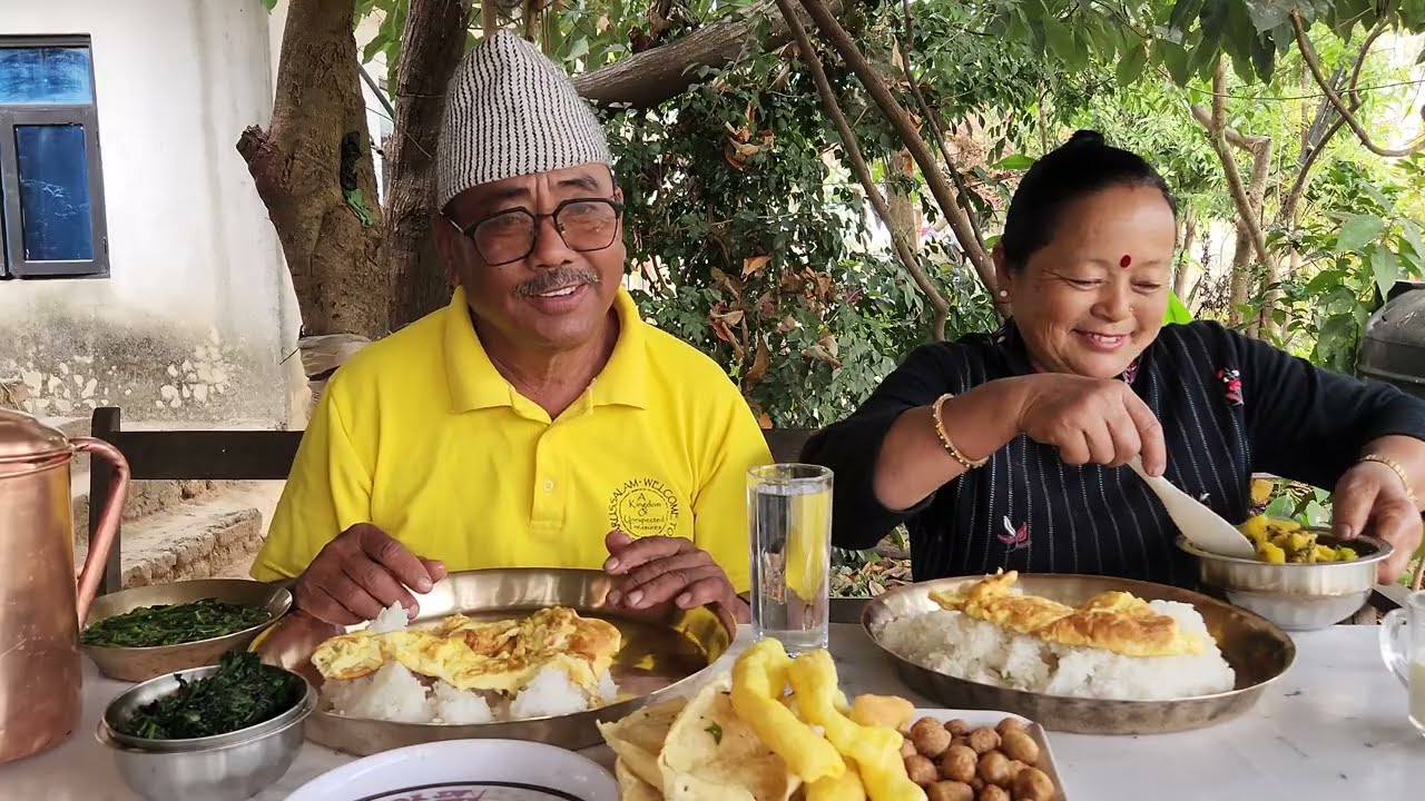 अण्डाफ्राई भात फुलकोपीको तरकारी चिप्लेसाग पापड सोयाविन भुटेको Bhola Shiba Mukbang 