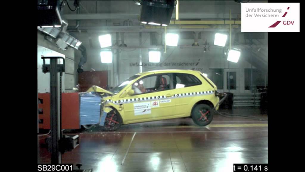 Gefährliche, alte Anfängerautos: Crash Test Modelljahr 1997 gegen 2004
