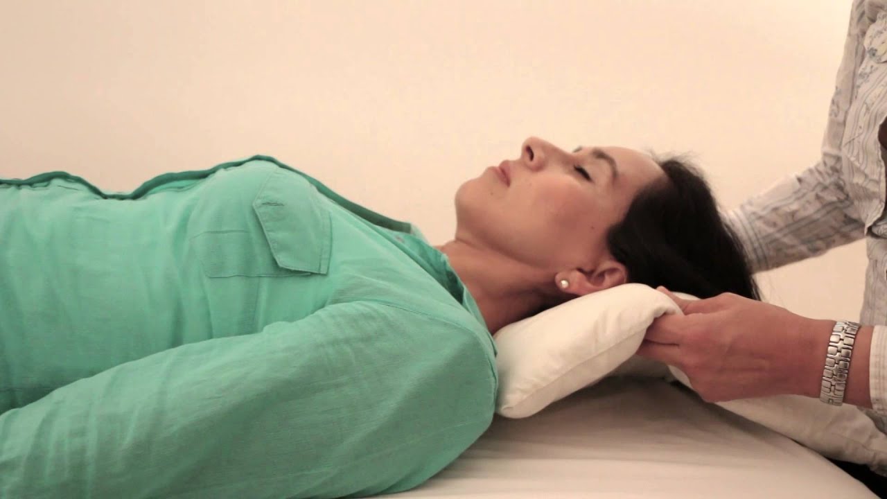 CONVIERTE TU ALMOHADA DE CAMA EN UNA ORTOPÉDICA.