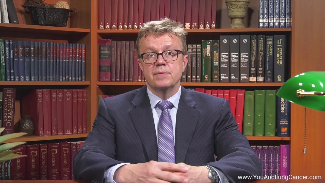 What are the symptoms of small cell lung cancer (SCLC)?