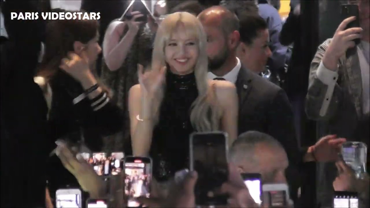 LISA ( BLACKPINK ) submerged by French fans @ Paris 26 june 2022 when leaving Fashion show Celine