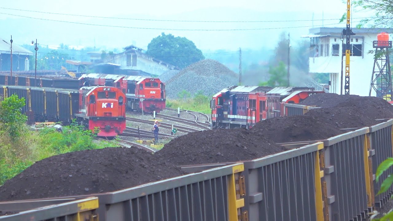 Momen Langka Lokomotif Tiga Generasi Bertemu di Stasiun Rejosari.