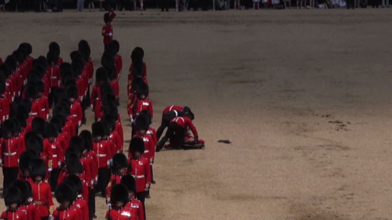 Trooping the Colour, soldato sviene oppresso da caldo e uniforme