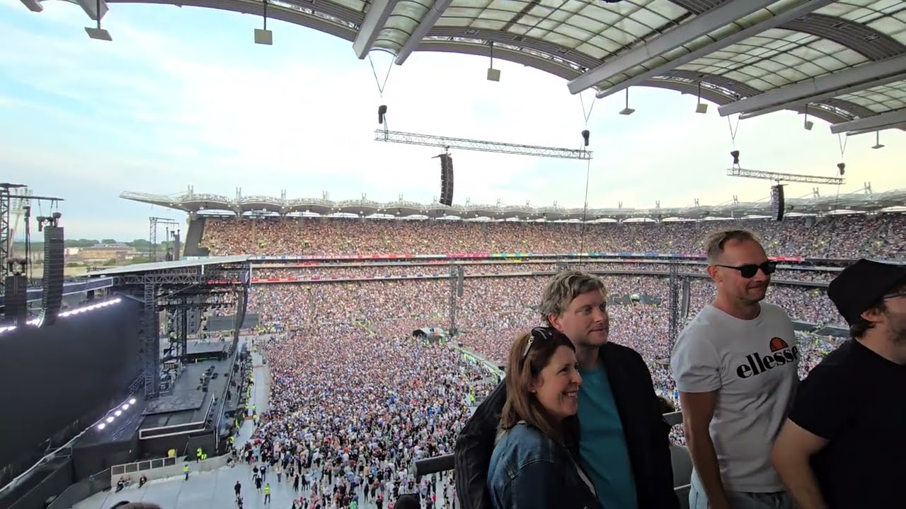 Luke Kelly ft. 82,000 Oasis Fans - The Auld Triangle @ Croke Park 17.08.25 🇮🇪