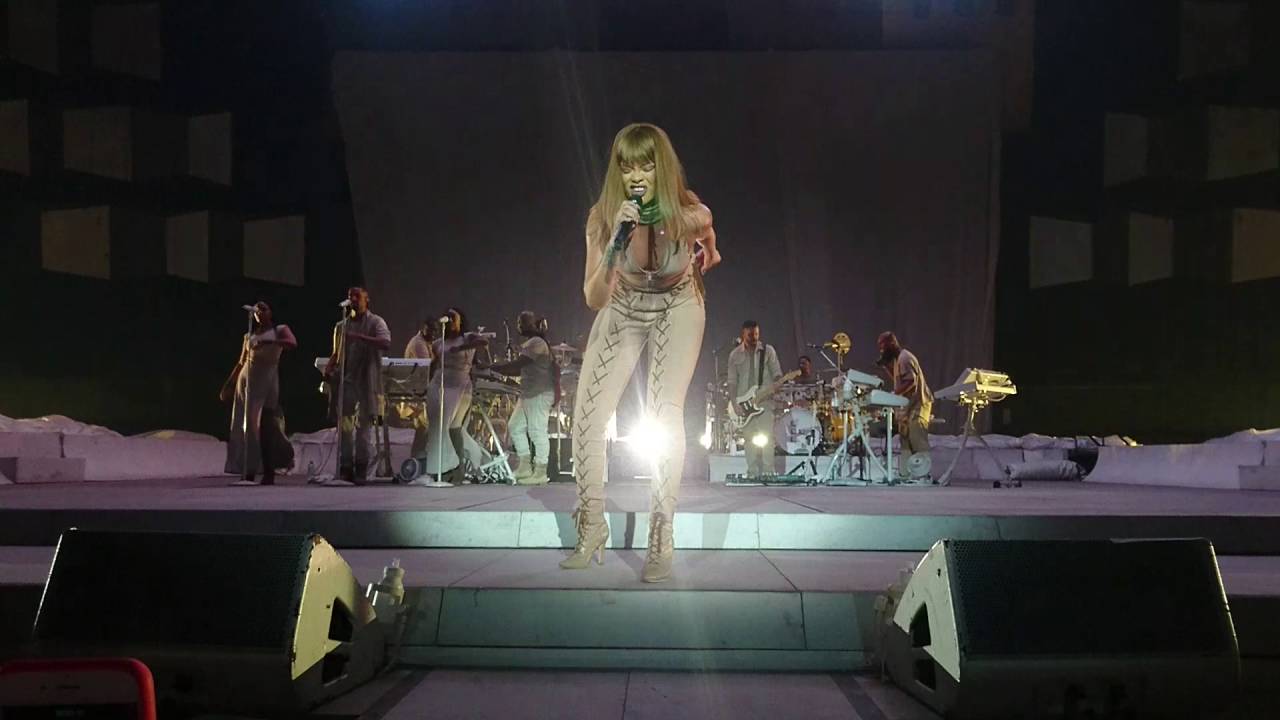 Rihanna - Live Your Life/Run This Town, Vienna Austria, Anti World Tour HD