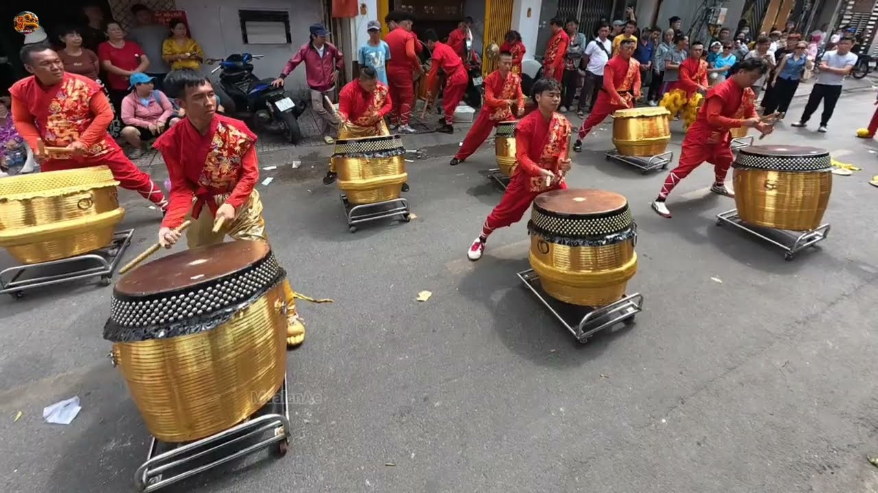 仁义堂龙狮团 精彩献上十鼓齐舞  多人观赏