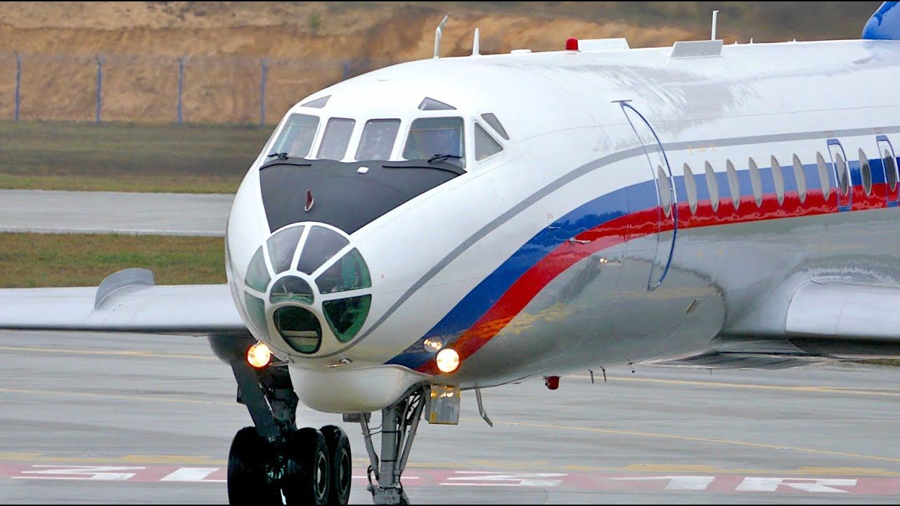 Ту-134 выскочил из тумана. Самолёт, летающий в любую погоду.