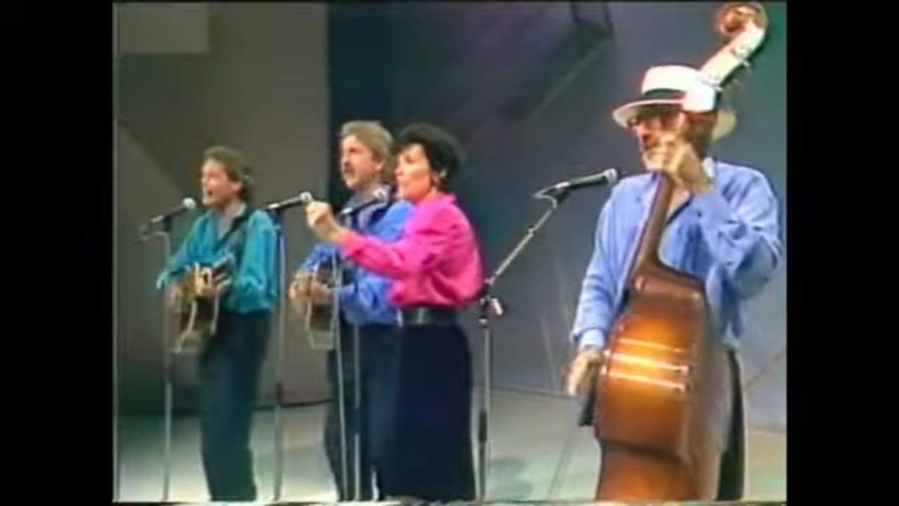 The Seekers with Julie Anthony perform 