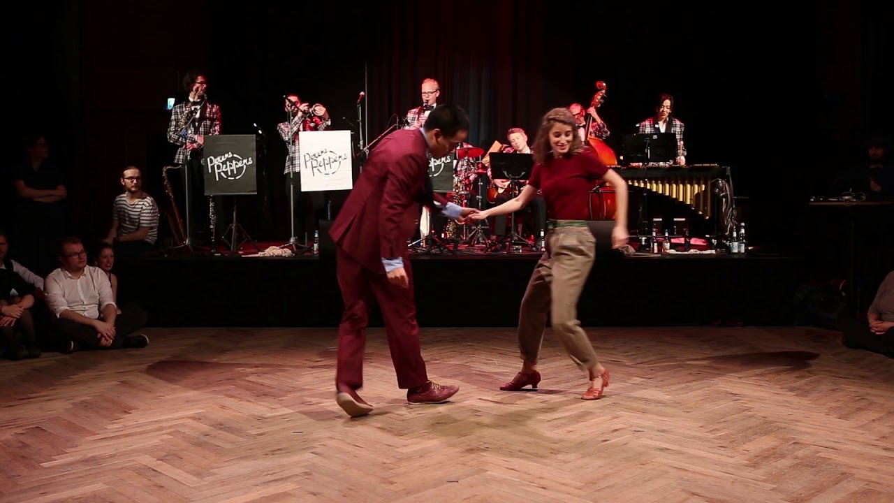 Rija & Elise - Blues Improvisation to Peters Peppers Swing Band - Knall auf Ball