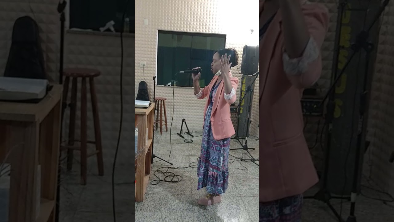 Priscila Louvando na Virtude 